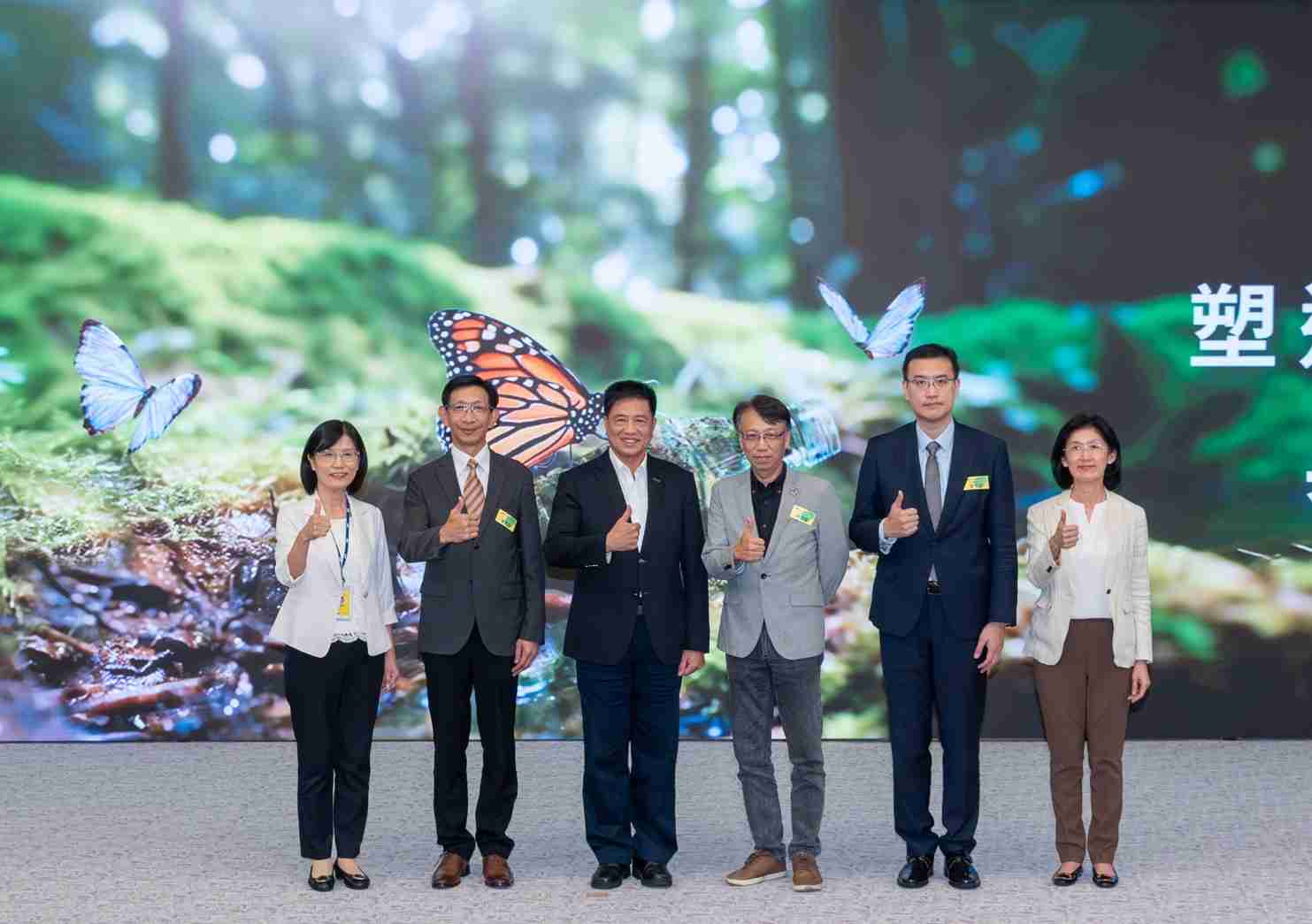 友達2023 CSR共榮大會，，邀請領域專家分享交流生物多樣性管理趨勢、、、、無塑產品、、、、海廢永續塑料等議題  （圖左到右：友達光電永續長古秀華、、、、3M台灣技術長陳君杰、、、、友達光電董事長暨集團策略長彭双浪、、光寶科技企業永續發展處處長陳慶暉、、安永聯合會計師事務所執業會計師曾于哲、、、友達光電供應鏈總部副總經理吳宜芳）