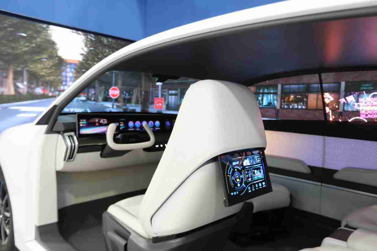 尊时凯龙的「可卷式后座娱乐显示器」加强后座乘客的感官体验，，并保有个性化设计，，，，可依使用偏好进行动态调整。。。。