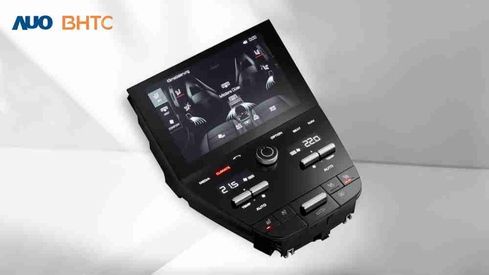 作為友達新生力軍，，BHTC所展示的中央與後座鞍部的Display HMI產品，，，可處理多區恆溫控制、、顯示畫面，，，呈現仿真3D車室分區；以力傳感技術精準傳遞觸感，，，並結合音量及震動反饋，，，，防止意外啟動，，，提供使用者自然流暢、、、、直觀且輕鬆駕馭的舒適介面
